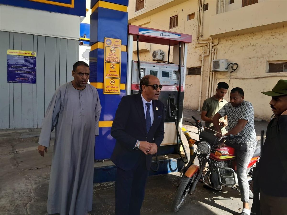 انتظام العمل بمحطات الوقود بعد رفع اسعارة بالأقصر