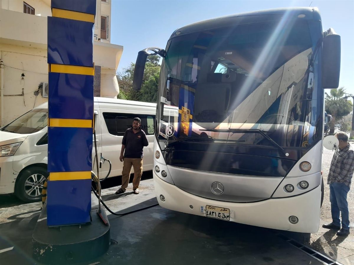 انتظام العمل بمحطات الوقود بعد رفع اسعارة بالأقصر