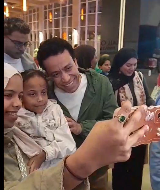 سامح حسين يلتقط الصور التذكارية مع جمهوره