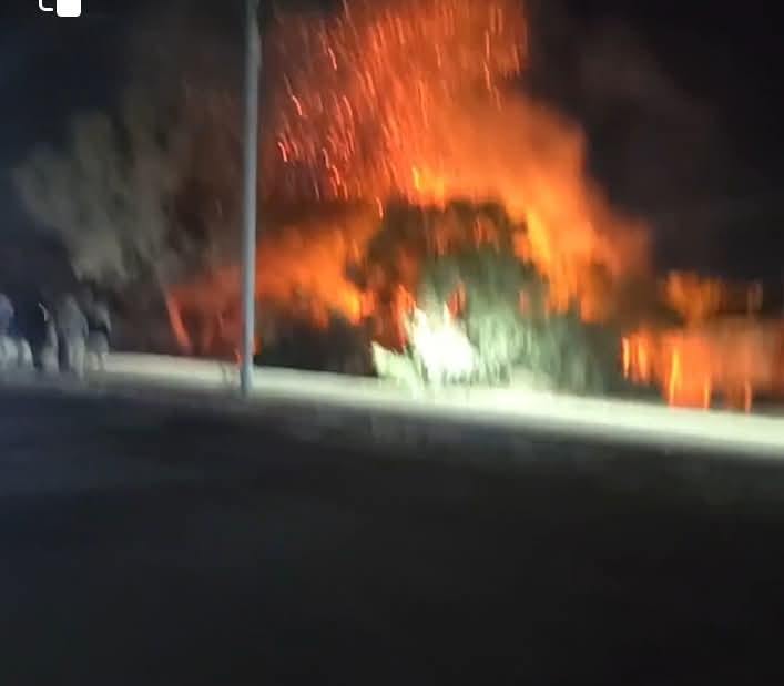 جانب من الحريق قبل السيطرة عليه