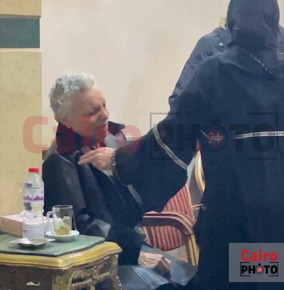 الحزن يسيطر على الفنانة عارفة عبد الرسول أثناء تلقيها عزاء زوجها&nbsp;