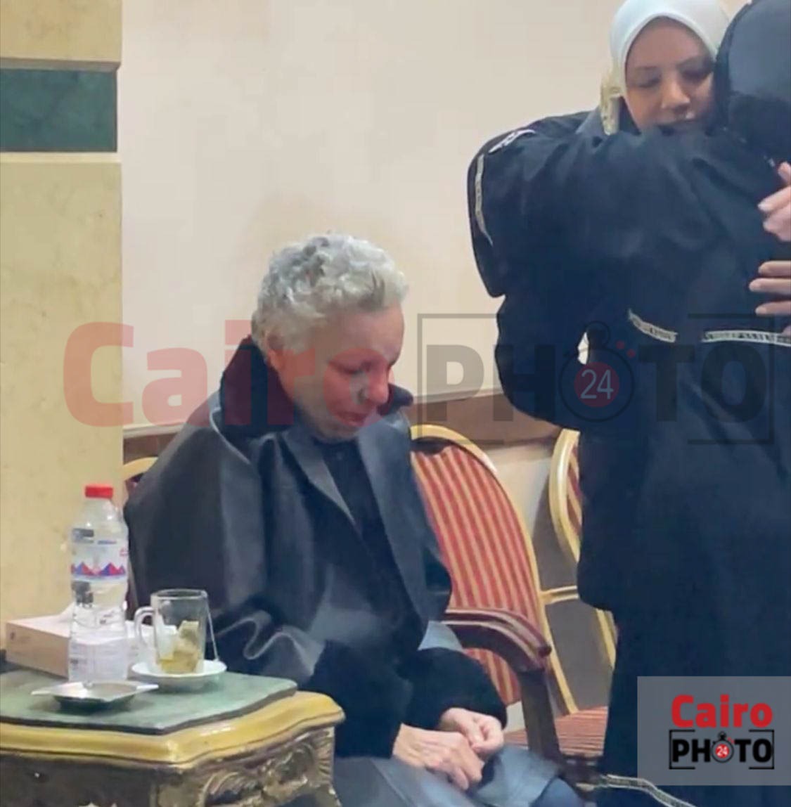 الحزن يسيطر على الفنانة عارفة عبد الرسول أثناء تلقيها عزاء زوجها&nbsp;