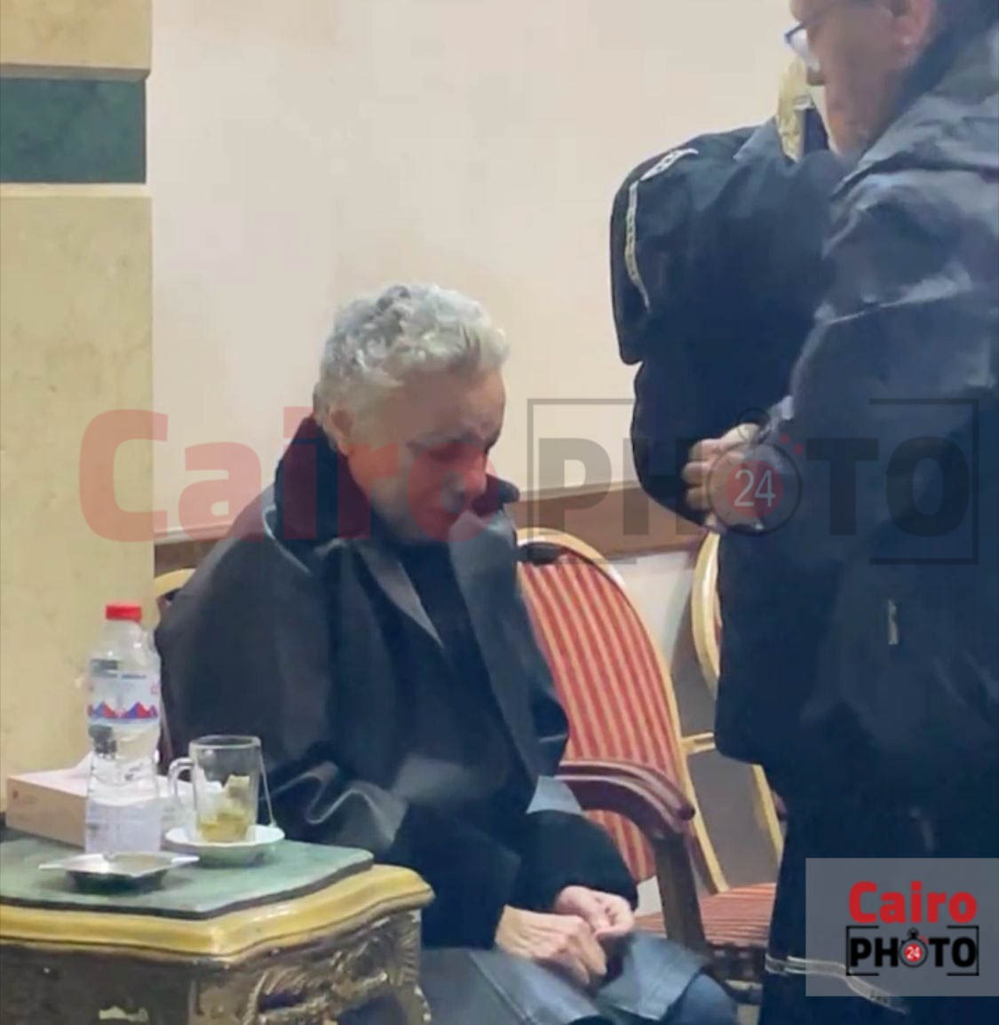 الحزن يسيطر على الفنانة عارفة عبد الرسول أثناء تلقيها عزاء زوجها&nbsp;