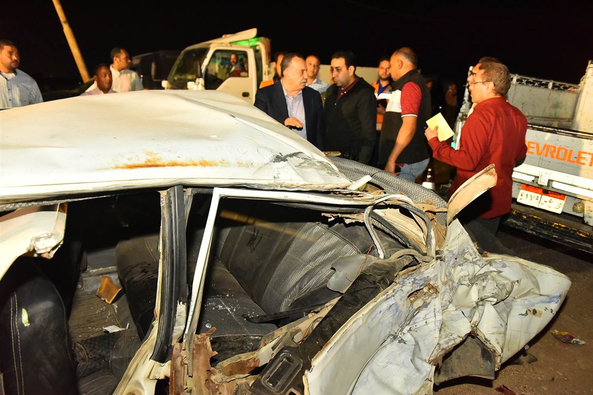 محافظ أسيوط يتفقد موقع حادث تصادم أتوبيس وسيارتين ملاكي بطريق عرب العوامر بأبنوب