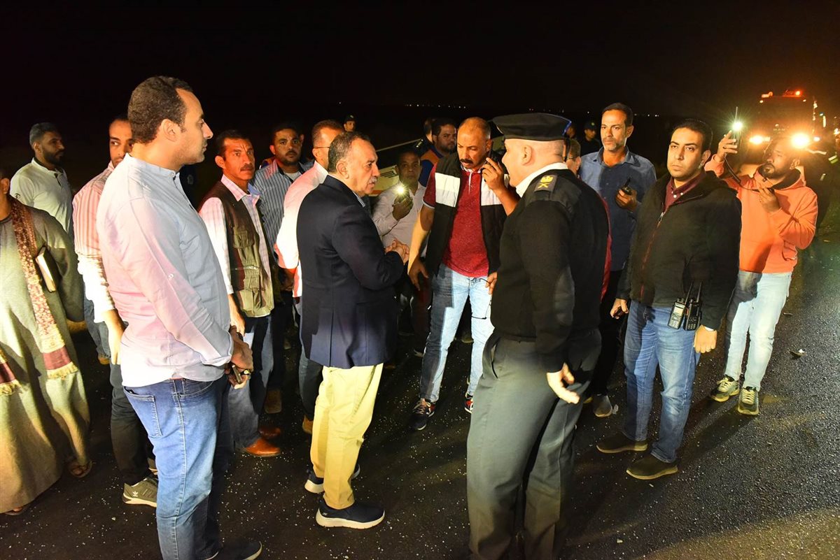 محافظ أسيوط يتفقد موقع حادث تصادم أتوبيس وسيارتين ملاكي بطريق عرب العوامر بأبنوب