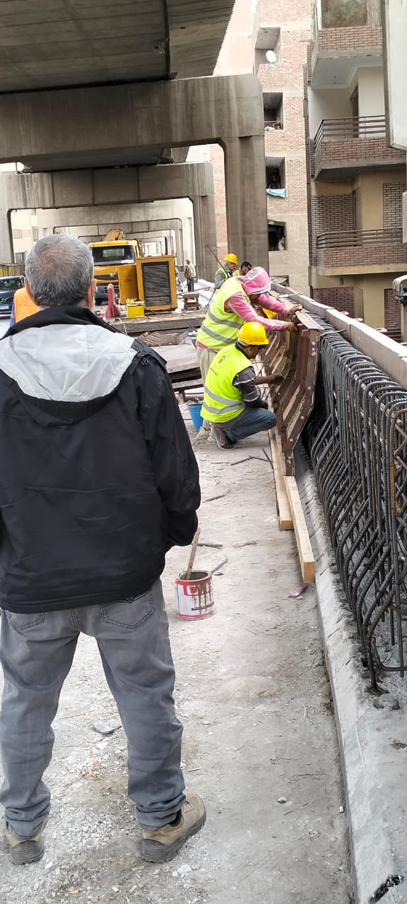 محافظ الجيزة: تركيب باكيات مفقودة وحواجز خرسانية بمحوري 26 يوليو وصفط اللبن