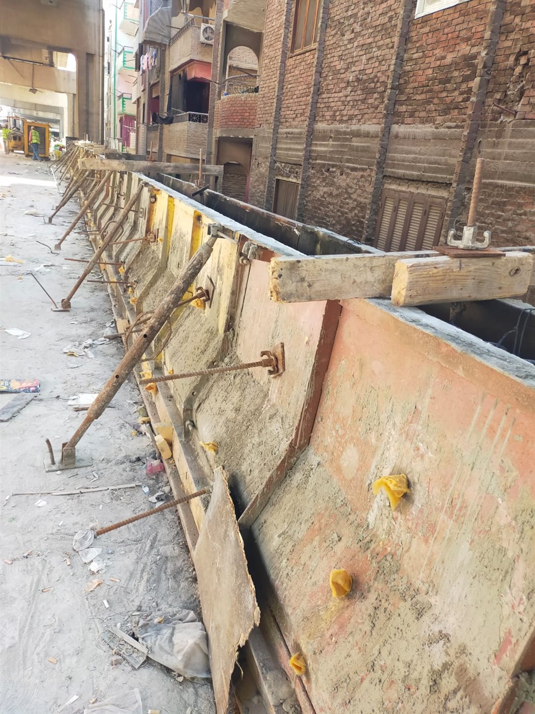 محافظ الجيزة: تركيب باكيات مفقودة وحواجز خرسانية بمحوري 26 يوليو وصفط اللبن