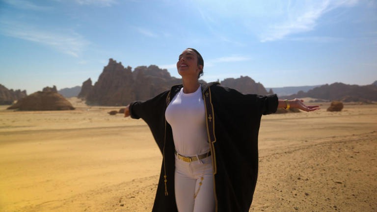 جورجينا بالعباءه في المملكة العربية السعودية