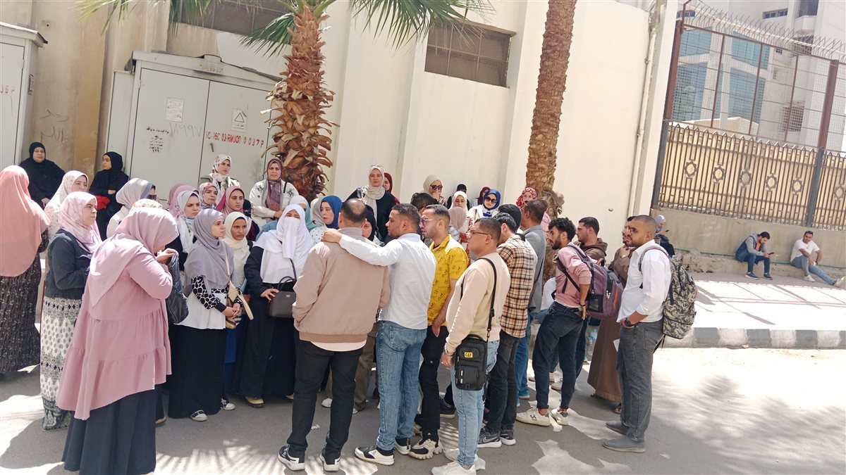 وقفة أوائل جامعة الأزهر أمام المشيخة للمطالبة بالتعيين