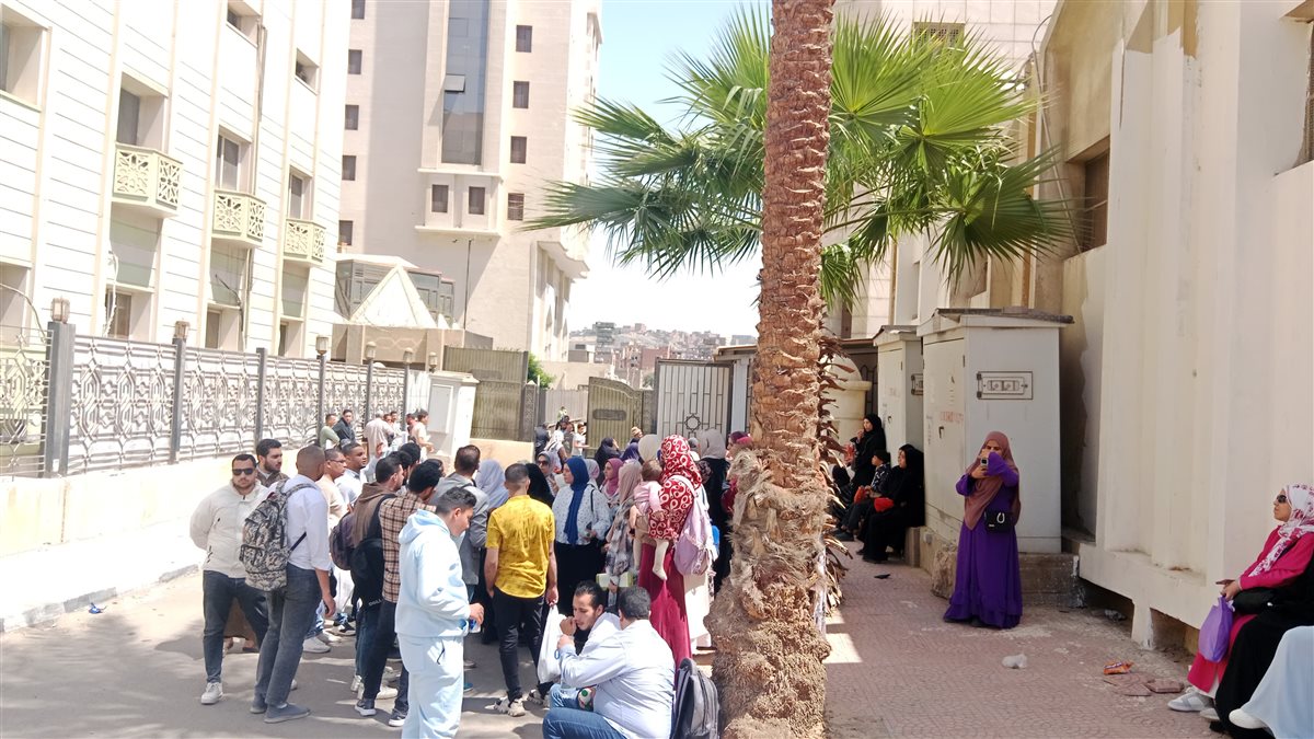 وقفة أوائل جامعة الأزهر أمام المشيخة للمطالبة بالتعيين