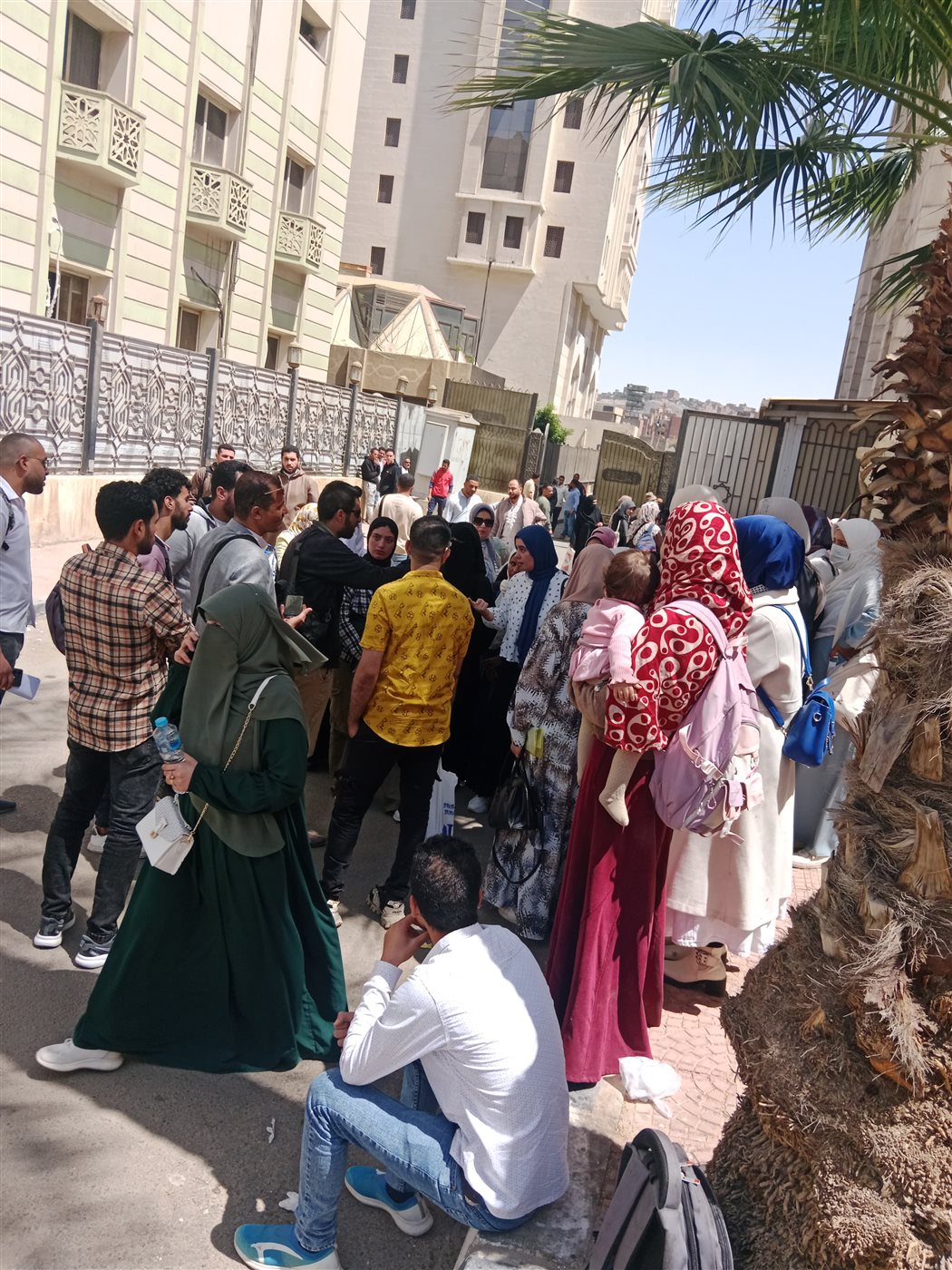 وقفة أوائل جامعة الأزهر أمام المشيخة للمطالبة بالتعيين