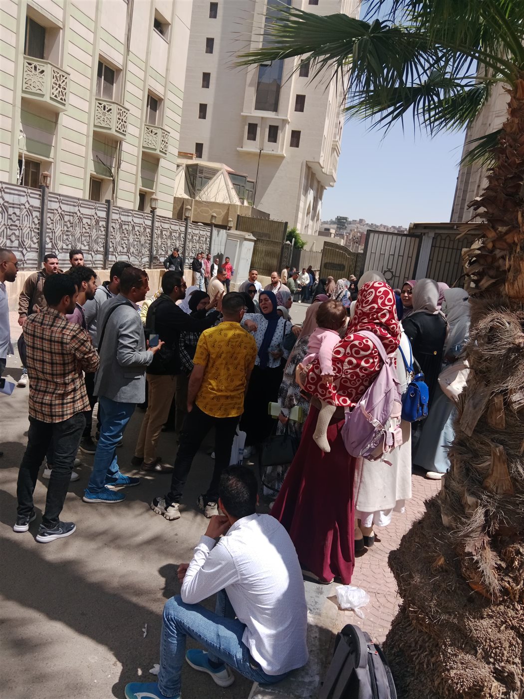 وقفة أوائل جامعة الأزهر أمام المشيخة للمطالبة بالتعيين