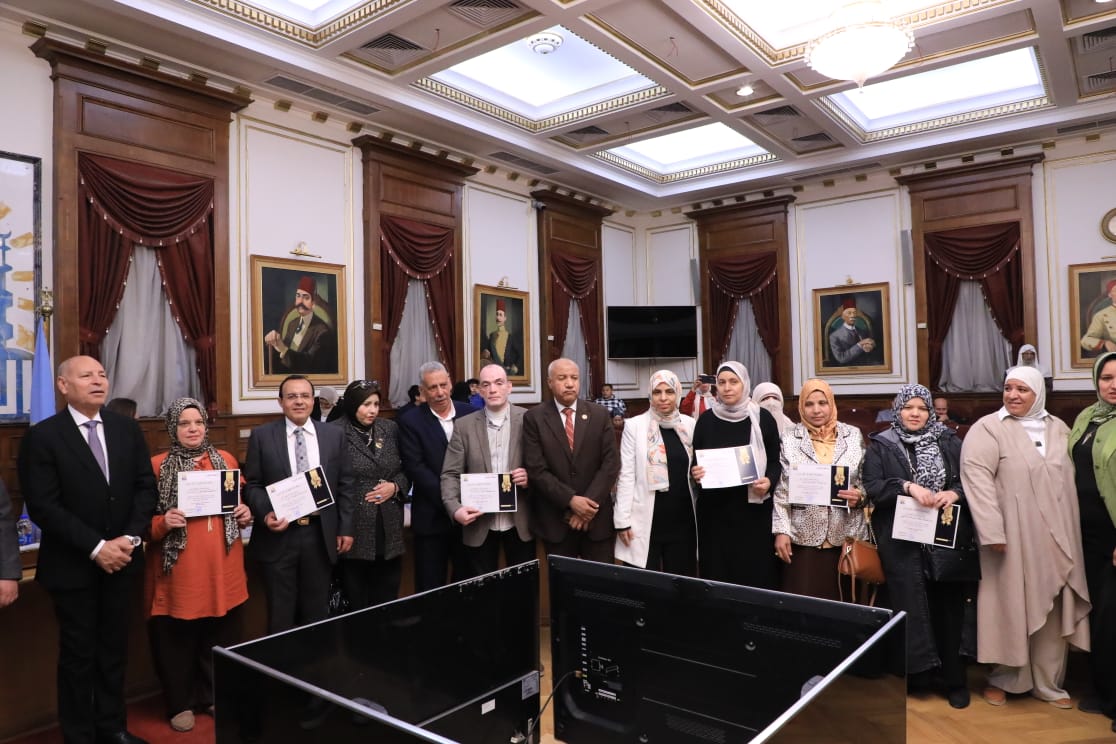 محافظ القاهرة يكرم 30 أم مثالية.. و50 من حفظة القرآن الكريم