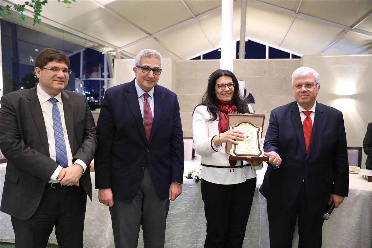 وزير التعليم العالي يكرم فريق العمل المشارك في تنظيم فعالية زيارة ماكرون لجامعة القاهرة