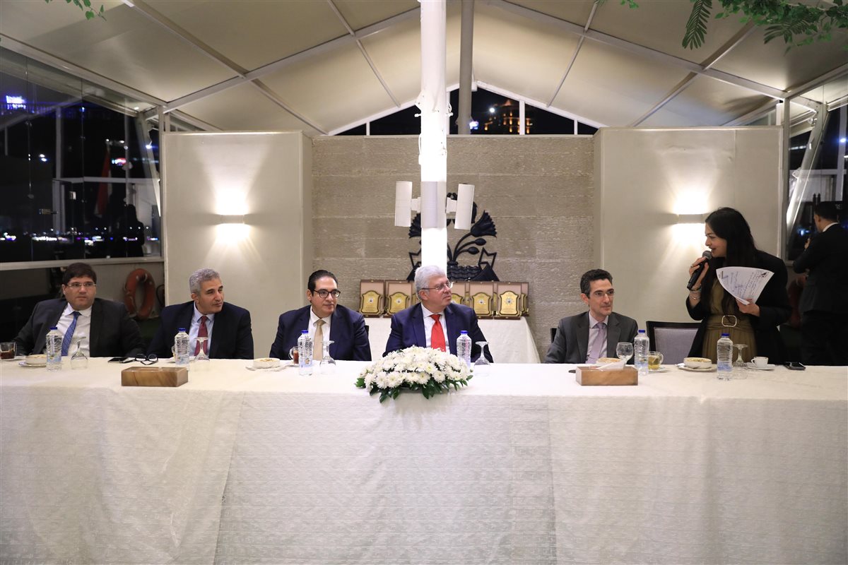 وزير التعليم العالي يكرم فريق العمل المشارك في تنظيم فعالية زيارة ماكرون لجامعة القاهرة