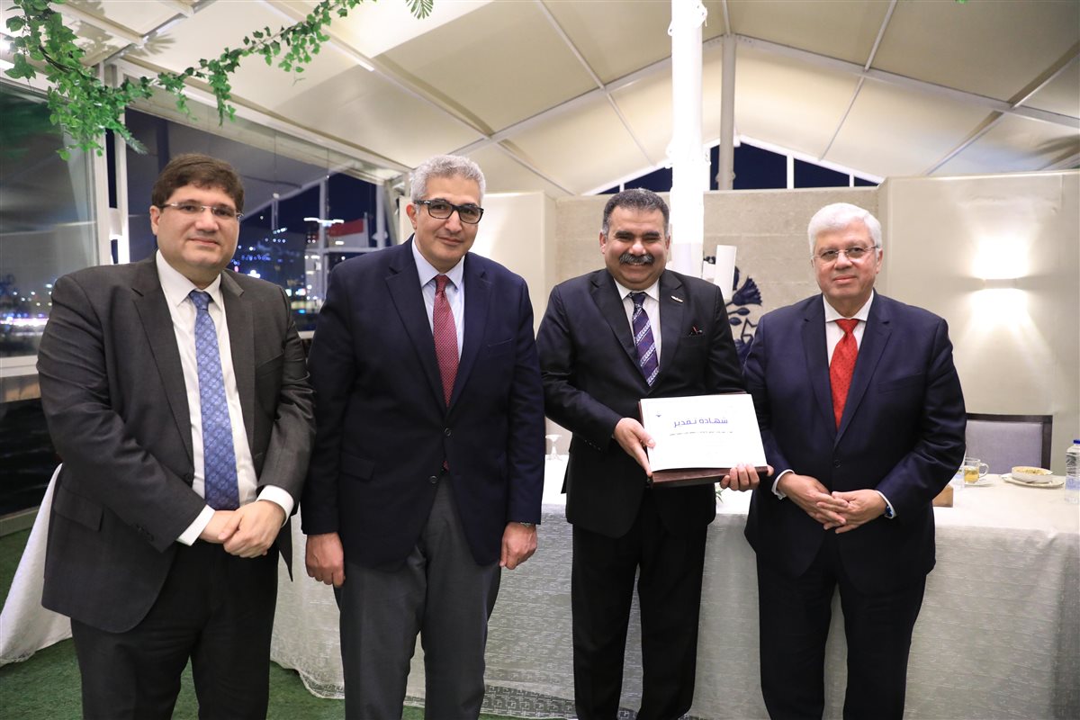 وزير التعليم العالي يكرم فريق العمل المشارك في تنظيم فعالية زيارة ماكرون لجامعة القاهرة