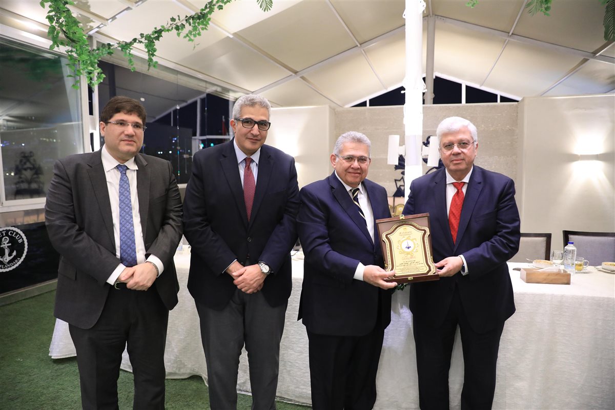 وزير التعليم العالي يكرم فريق العمل المشارك في تنظيم فعالية زيارة ماكرون لجامعة القاهرة