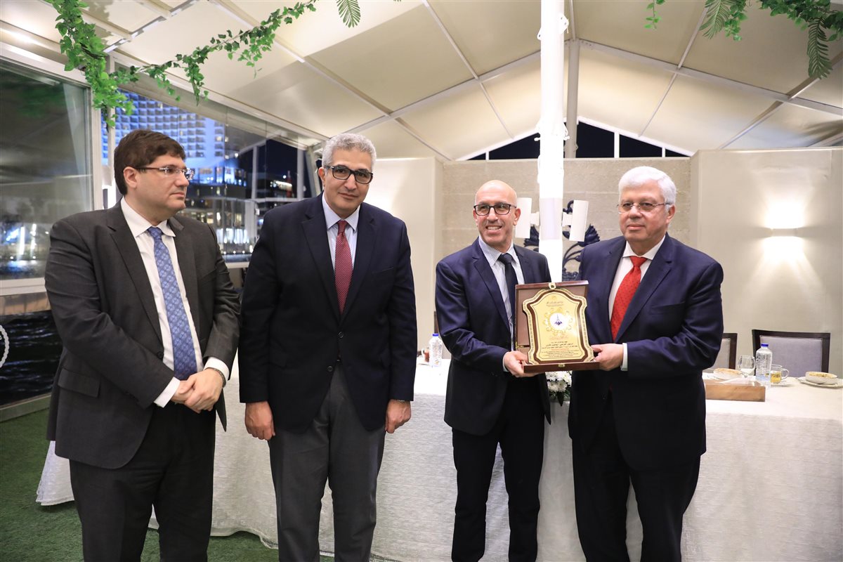 وزير التعليم العالي يكرم فريق العمل المشارك في تنظيم فعالية زيارة ماكرون لجامعة القاهرة