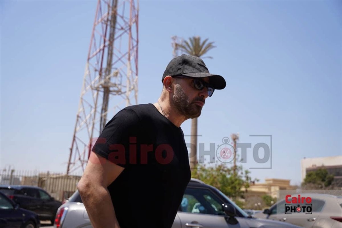 لقطات مؤثرة لـ نجوم الفن من عزاء الفنان سليمان عيد|