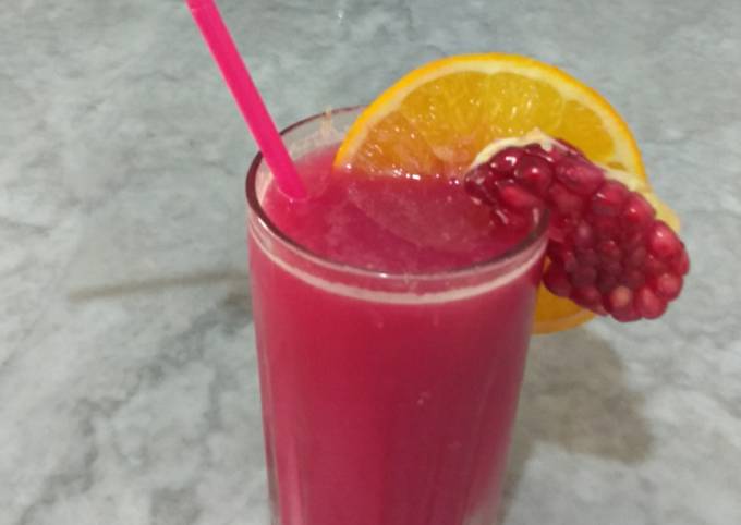 طريقة عمل عصير رمان بالبرتقال بـ 3 مكونات فقط.. أجدد وصفة