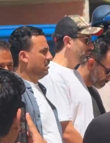 مش قادر يمسك دموعه.. بكاء كريم محمود عبد العزيز في جنازة سليمان عيد: سلام يا صاحبي