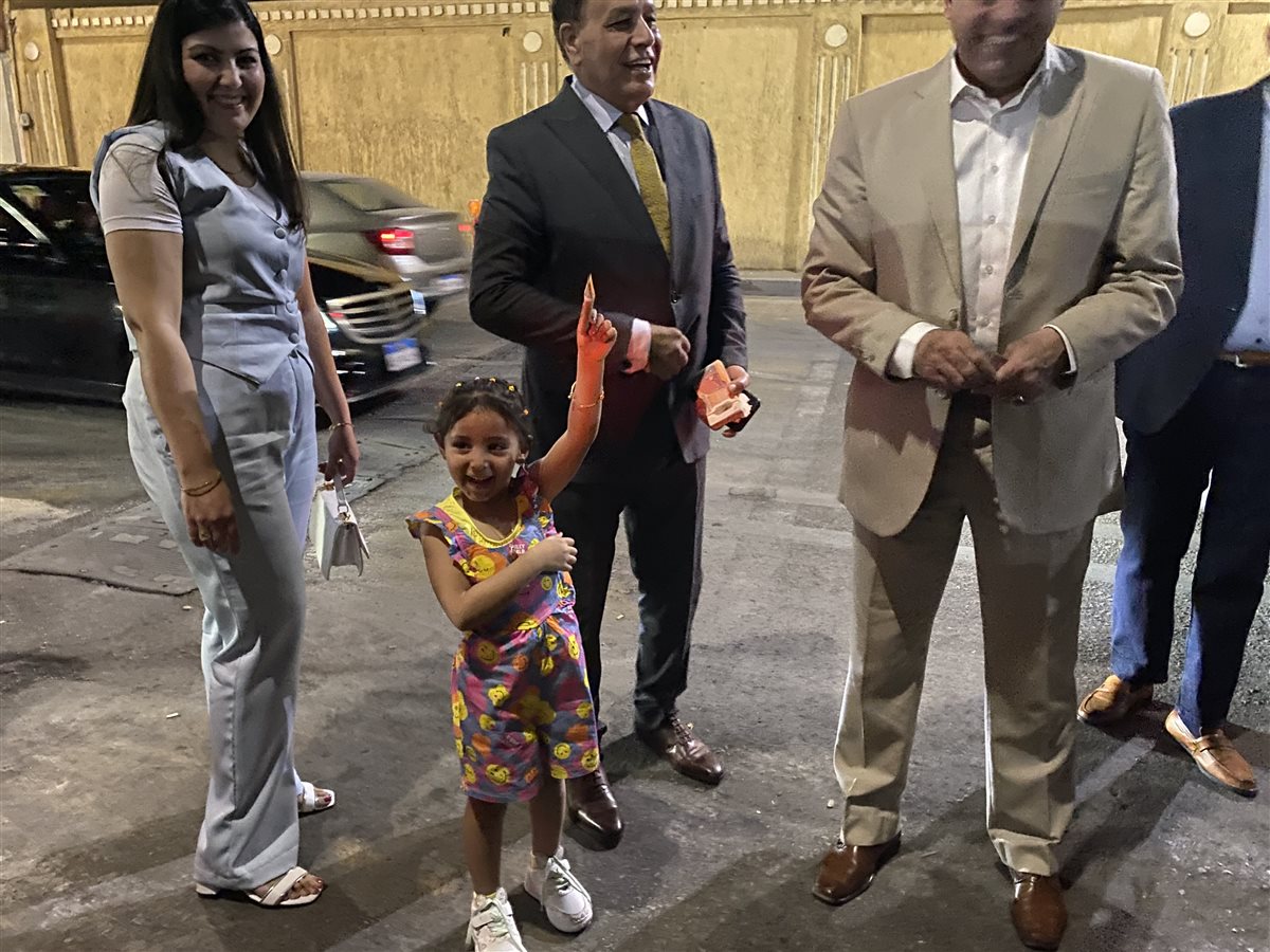 رئيس مدينة الأقصر يوزع العيديات والحلوى على ابواب الكنيسة