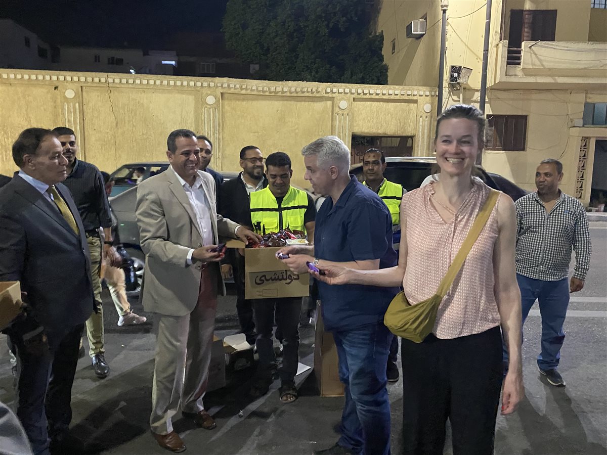 رئيس مدينة الأقصر يوزع العيديات والحلوى على ابواب الكنيسة