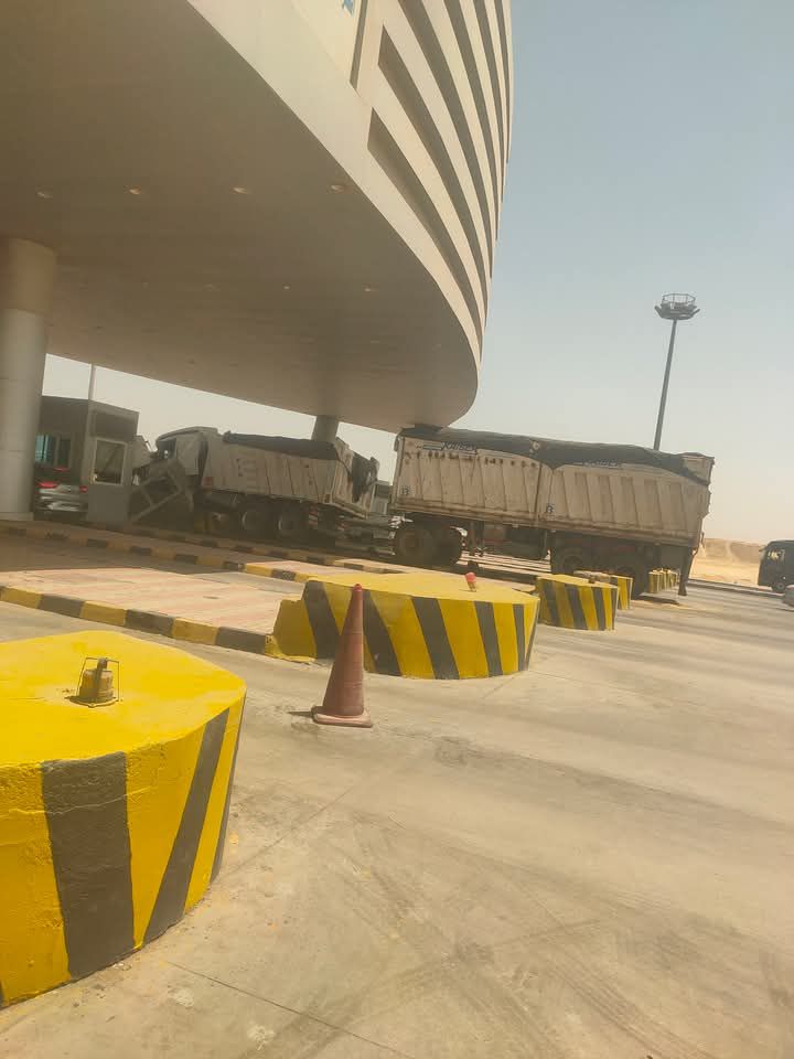 <strong>تصادم سيارة نقل بكارتة الطريق الأوسطي اتجاه أكتوبر</strong>