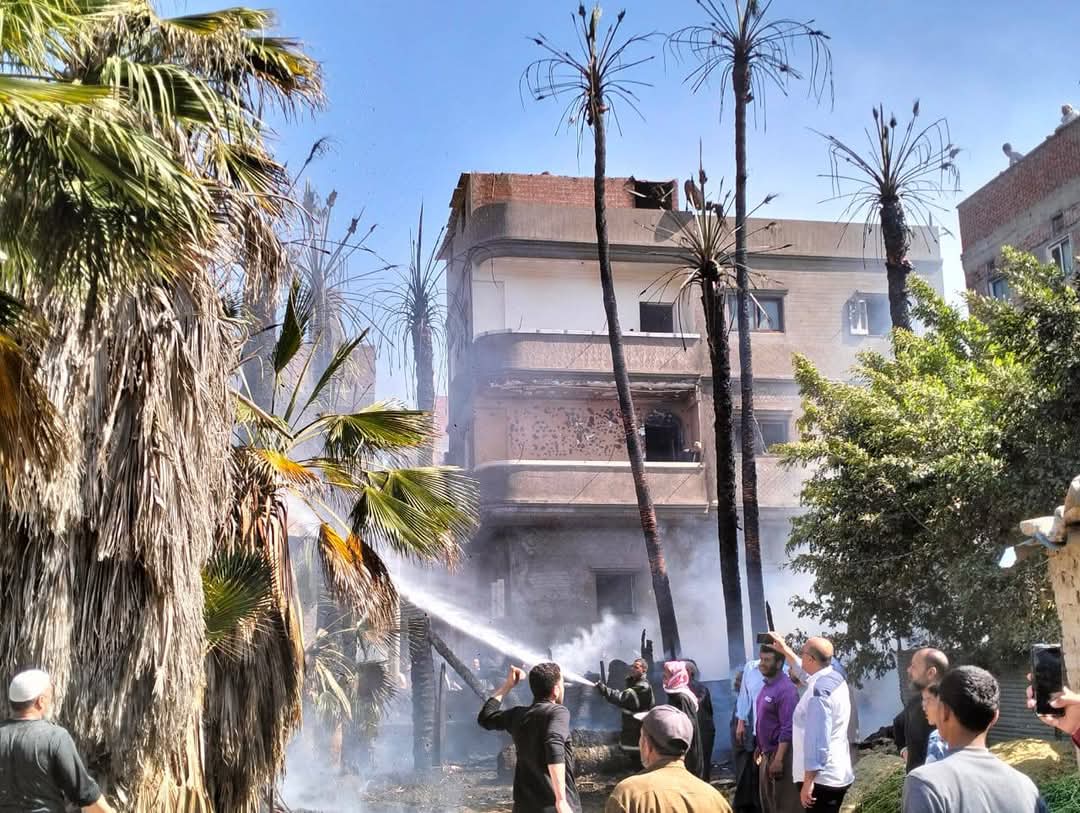 أثناء السيطرة علي الحريق