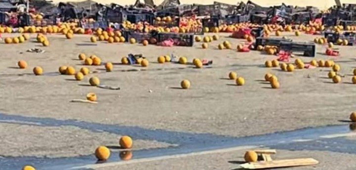 انقلاب مقطورة محملة أطنان برتقال اتجاه طريق الإسماعيلية القاهرة