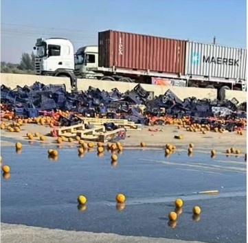 انقلاب مقطورة محملة أطنان برتقال اتجاه طريق الإسماعيلية القاهرة