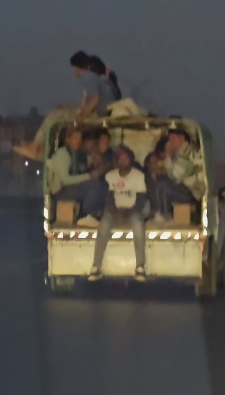 سيارة ربع نقل تحمل عمالًا أعلى كوبري تحيا مصر وتعرضهم لخطر الموت