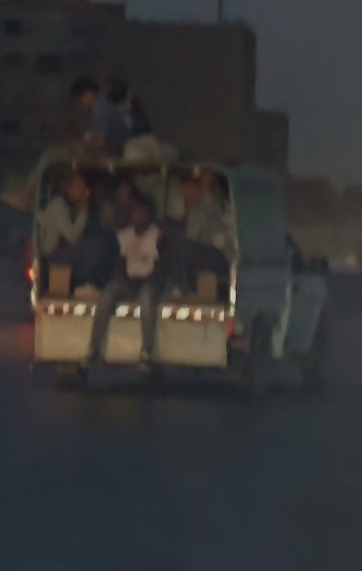 سيارة ربع نقل تحمل عمالًا أعلى كوبري تحيا مصر وتعرضهم لخطر الموت