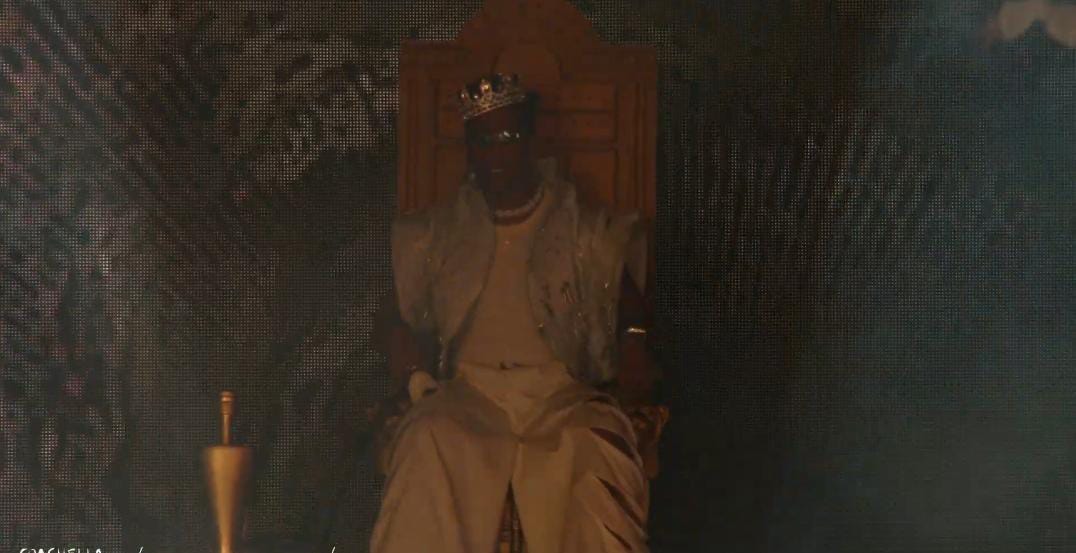 بعد جدل إطلالته في حفله السابق.. محمد رمضان بالشيشة والتاج في حفله بـ كوتشيلا