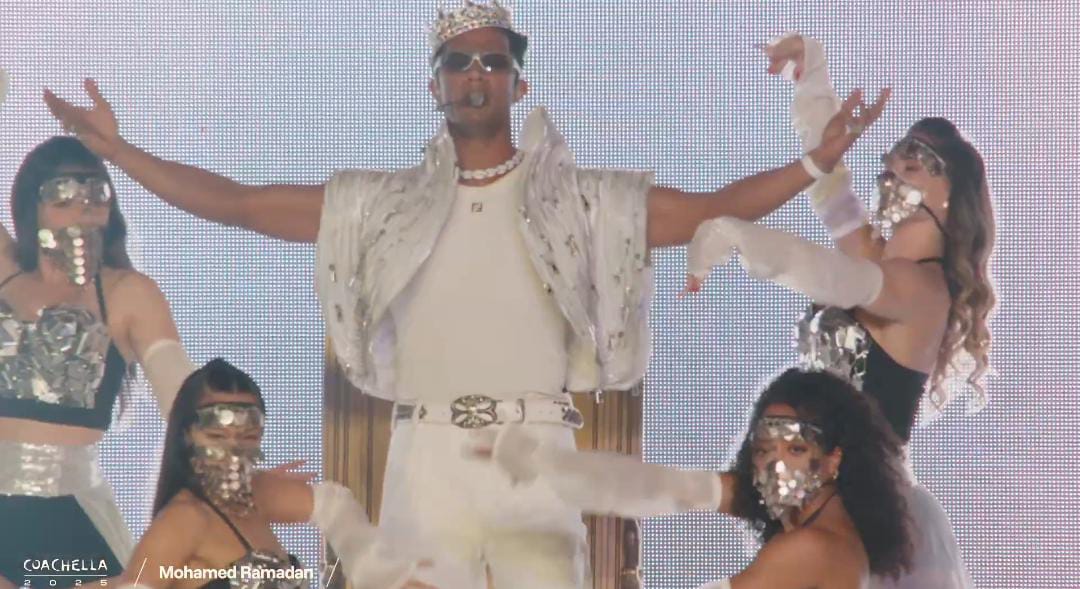 بعد جدل إطلالته في حفله السابق.. محمد رمضان بالشيشة والتاج في حفله بـ كوتشيلا