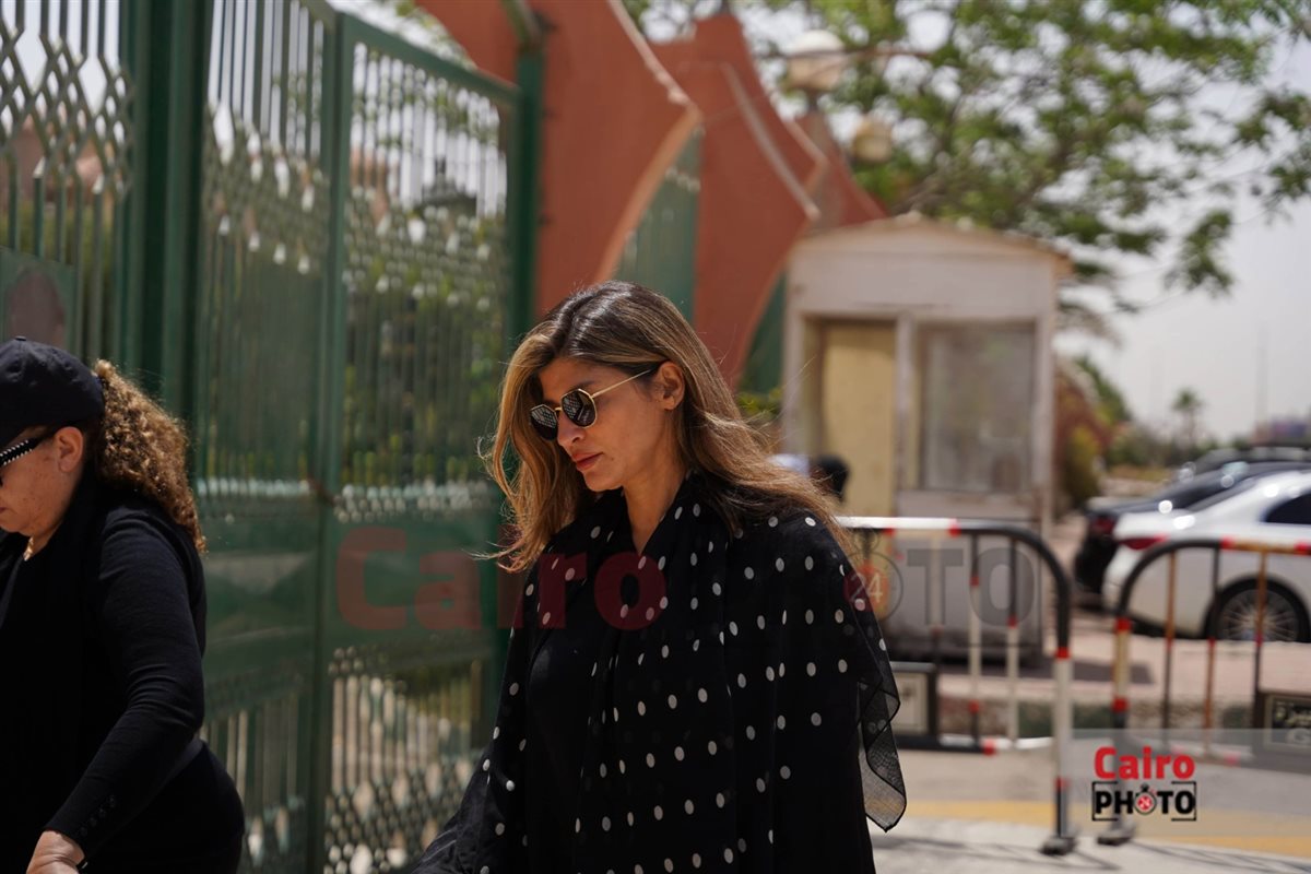 لقطات من جنازة الدكتور نبيل سالم زوج الإعلامية سناء منصور