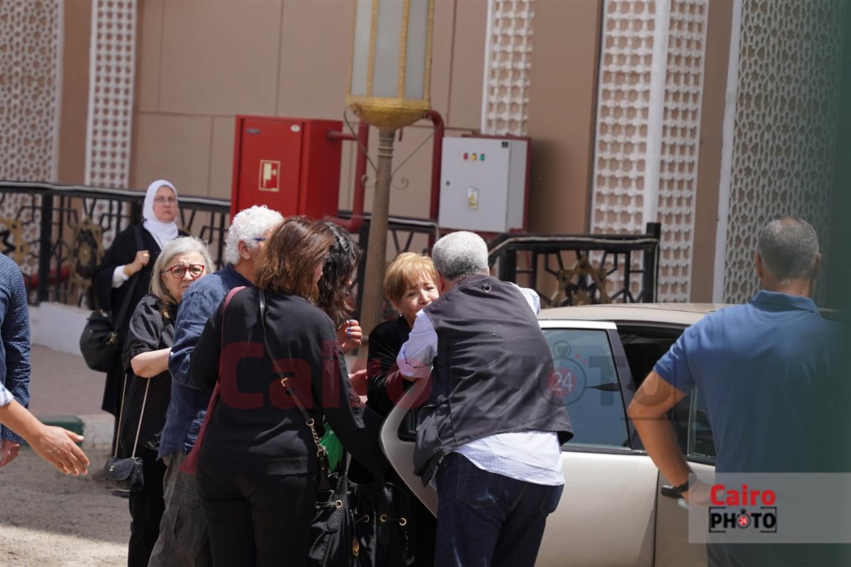 لقطات من جنازة الدكتور نبيل سالم زوج الإعلامية سناء منصور