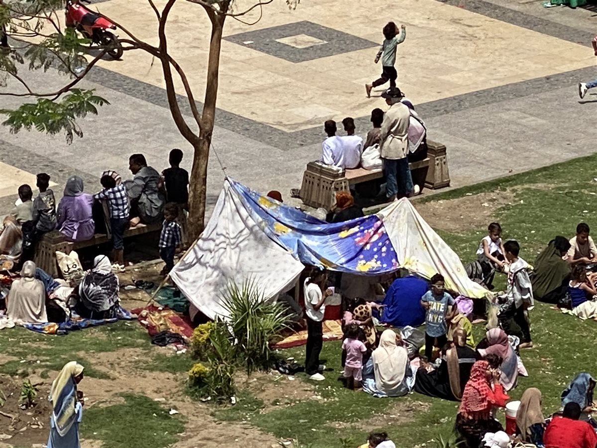 أهالي الأقصر يهربون بالخيام من الجو للاحتفال بشم النسيم