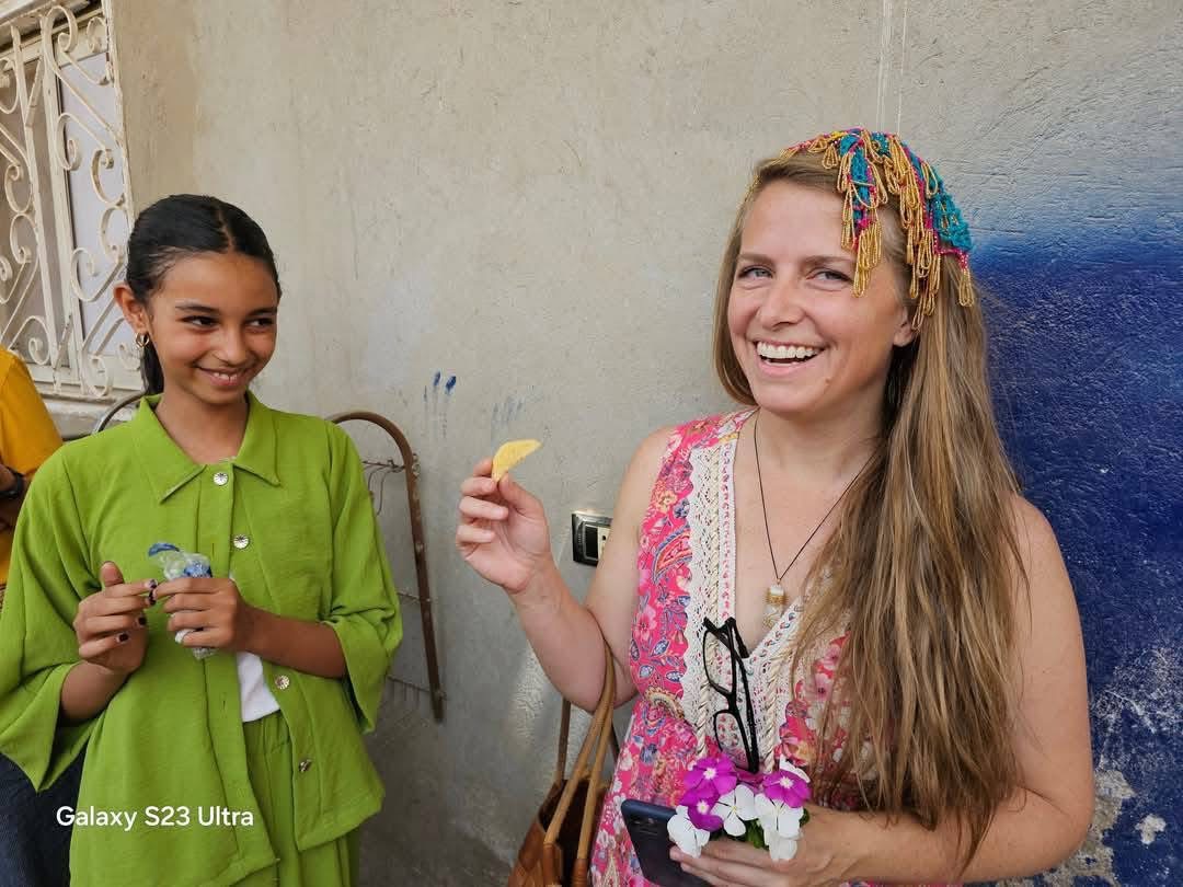 سائحين المان يأكلون الفسيخ في شم النسيم بالأقصر