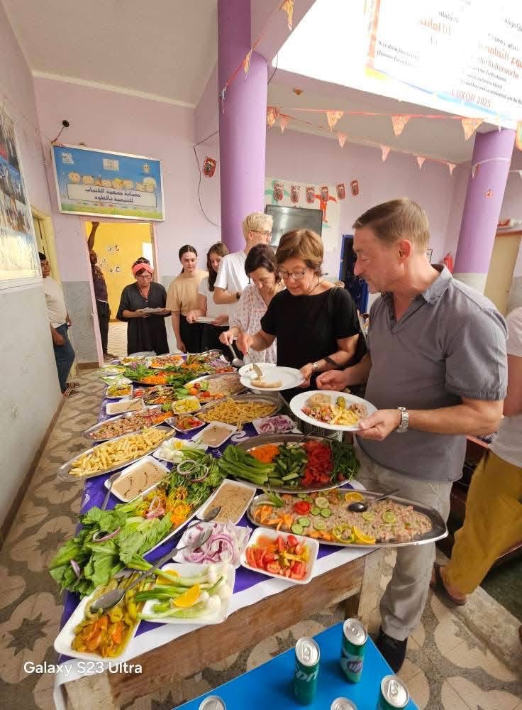 سائحين المان يأكلون الفسيخ في شم النسيم بالأقصر