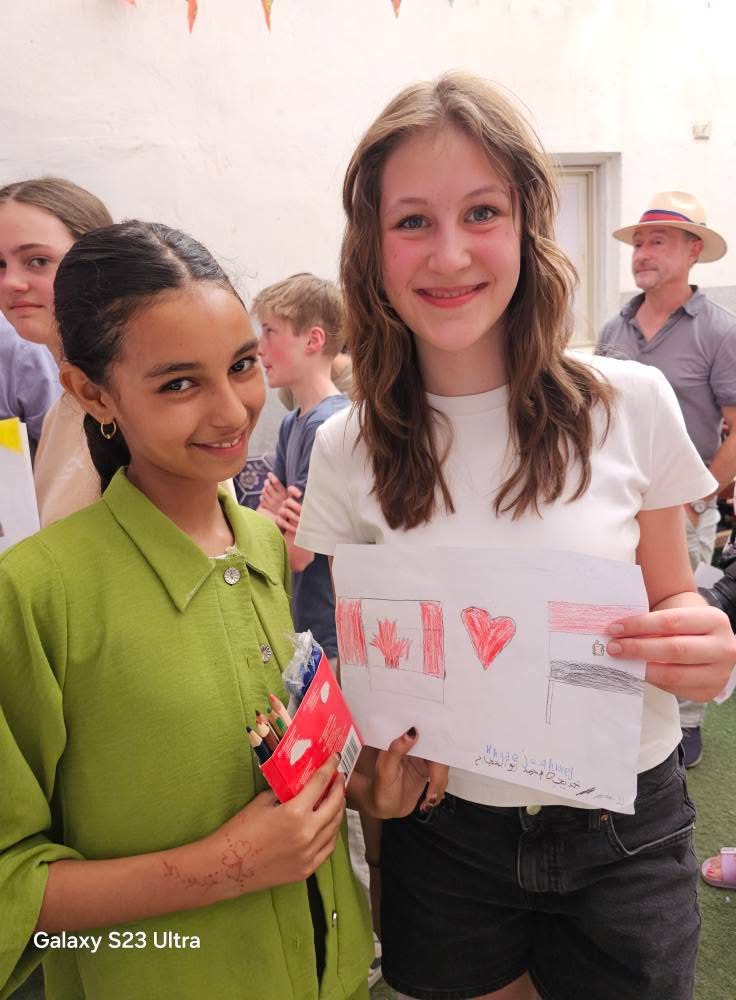 سائحين المان يأكلون الفسيخ في شم النسيم بالأقصر