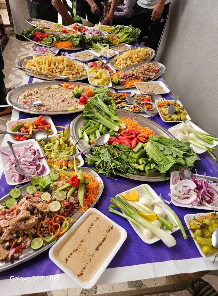 سائحين المان يأكلون الفسيخ في شم النسيم بالأقصر