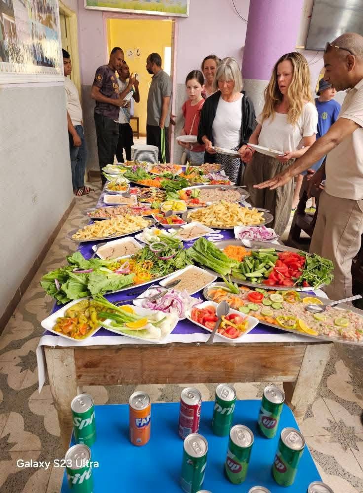 سائحين المان يأكلون الفسيخ في شم النسيم بالأقصر