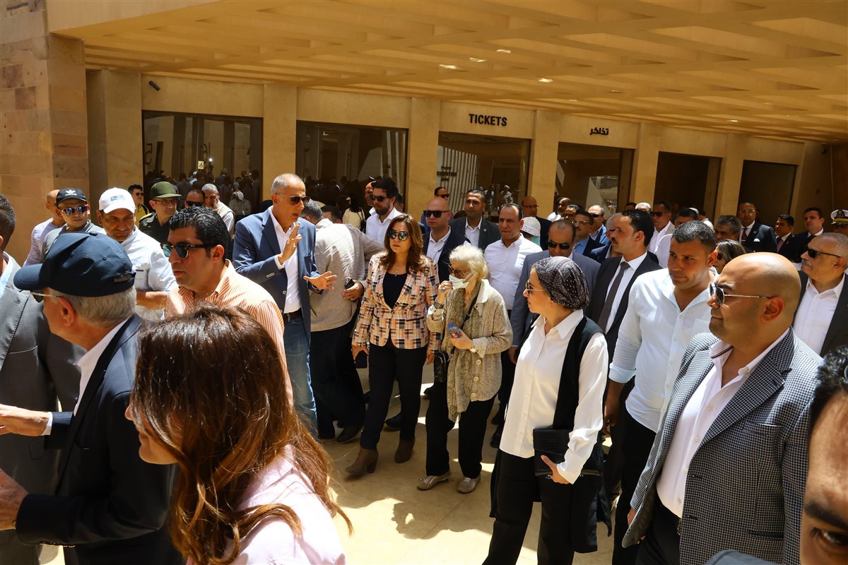 متابعة التشغيل التجريبى لأعمال تطوير المنطقة الأثرية بالأهرامات