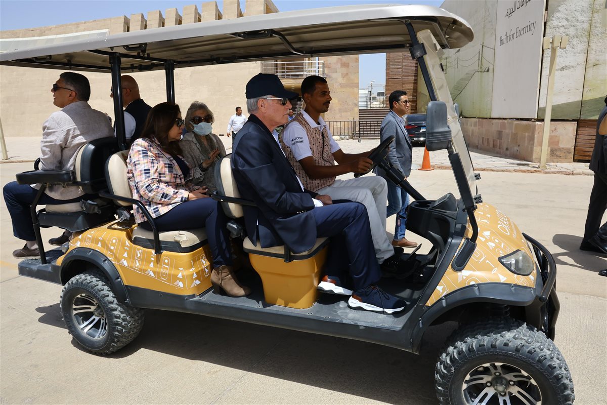 متابعة التشغيل التجريبى لأعمال تطوير المنطقة الأثرية بالأهرامات