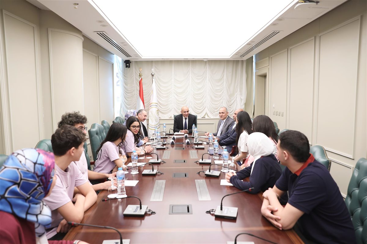 وزير التعليم يلتقي ممثلين لطلاب مدارس النيل الدولية
