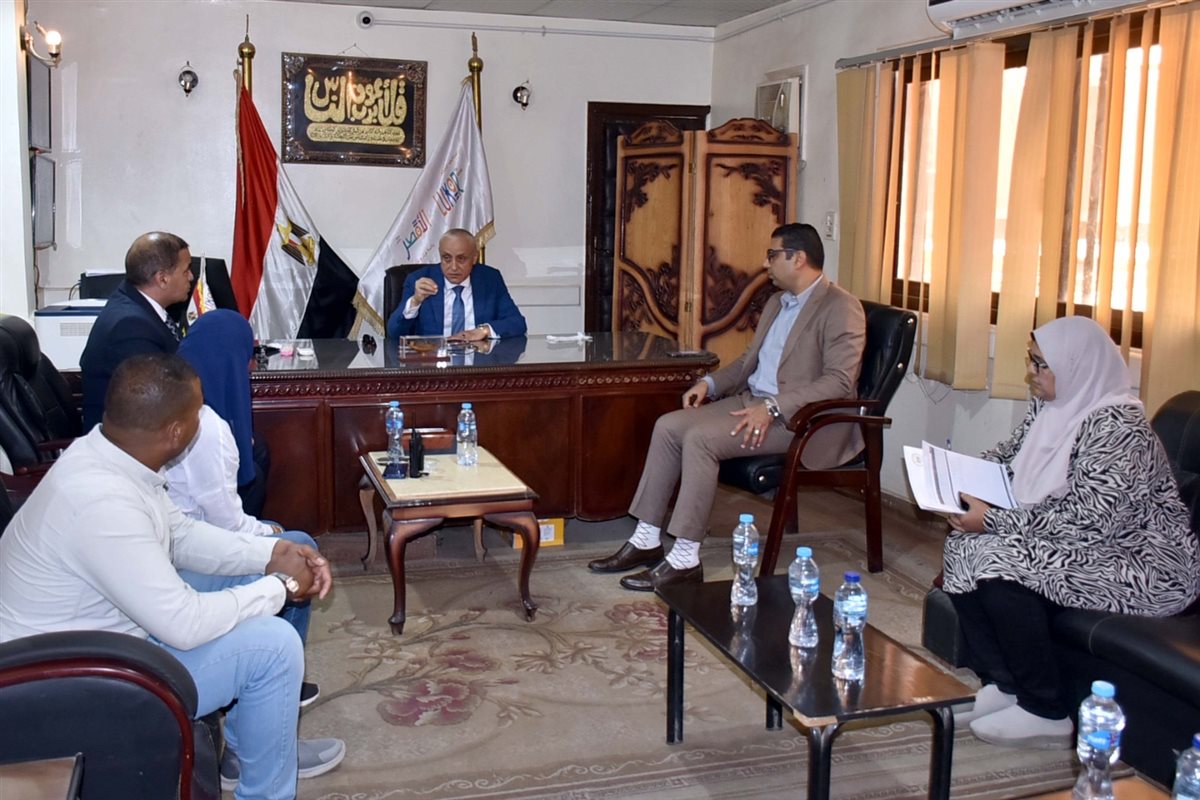 محافظ الأقصر واجتماع لتقنين الأراضي