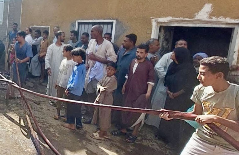 السيطرة على حريق هائل بإسنا