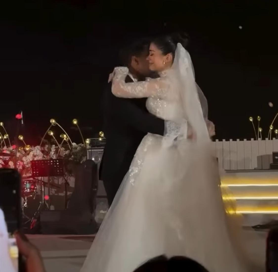 قدم لها أغنية من تأليفه.. كلمات أغنية حسين الجاسمي الذي غناها هشام جمال لزوجته ليلى زاهر