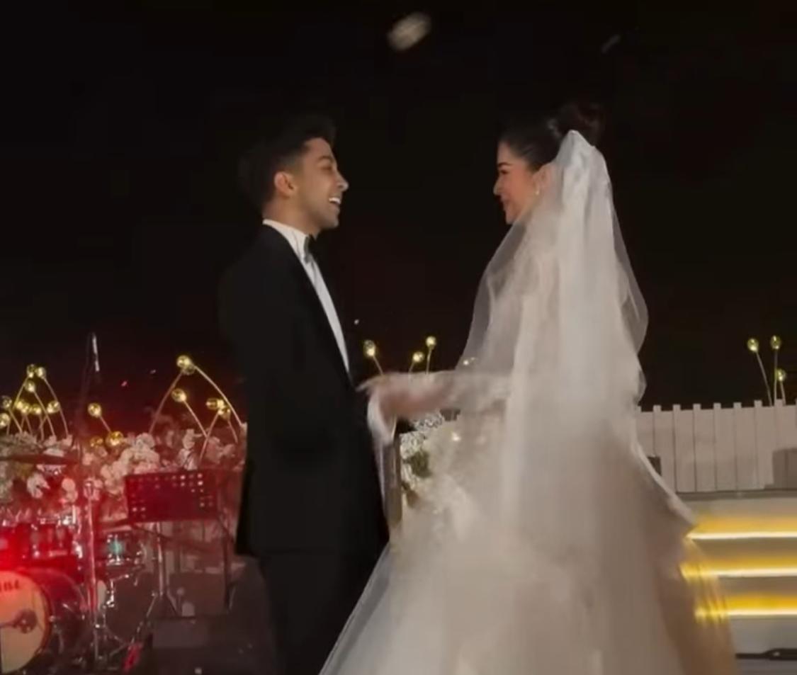 قدم لها أغنية من تأليفه.. كلمات أغنية حسين الجاسمي الذي غناها هشام جمال لزوجته ليلى زاهر